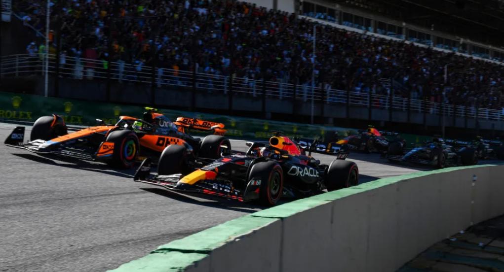 阿斯顿马丁轻取雷诺车队，佩雷兹统治全场