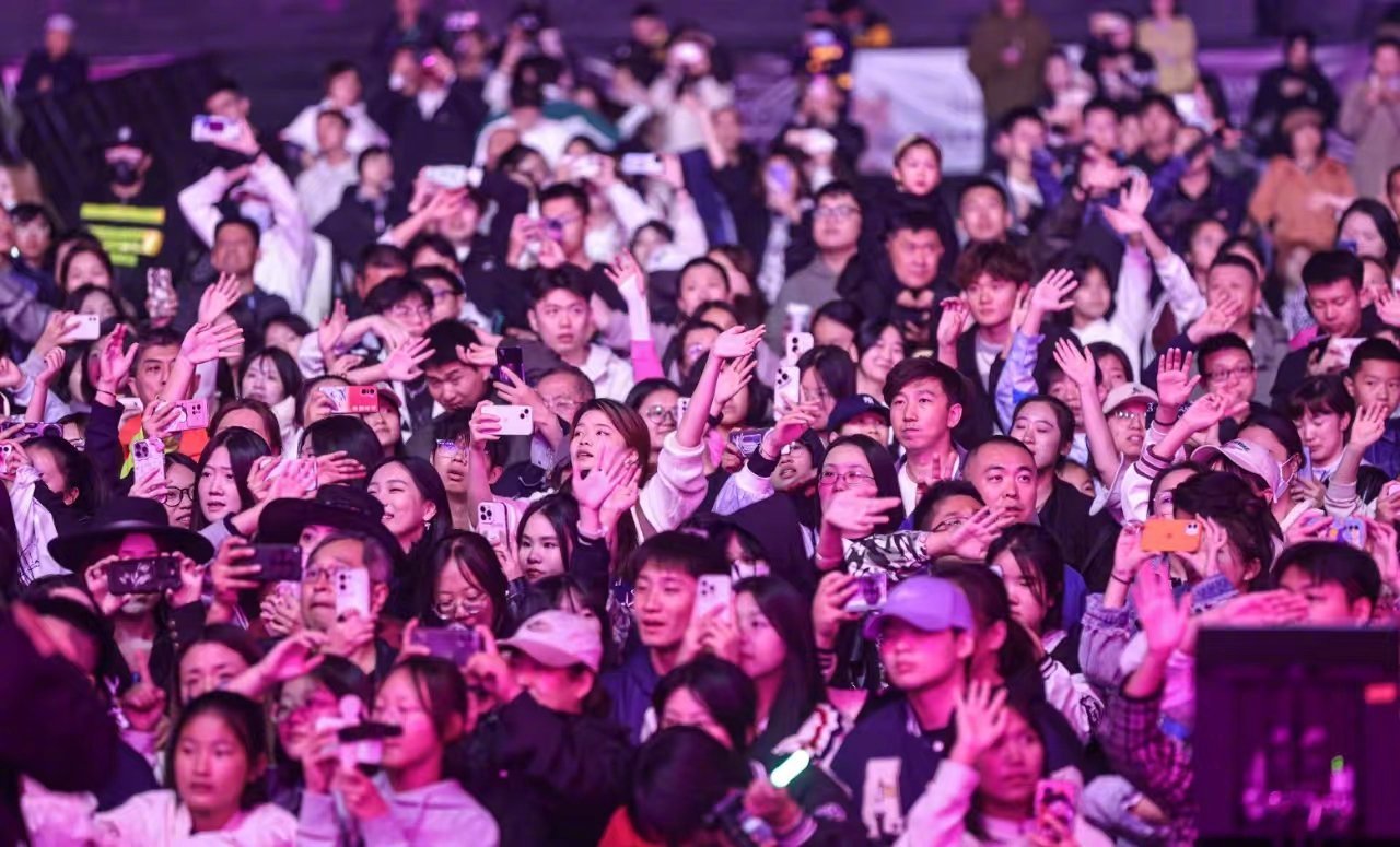 开云在线赛事平台-比赛现场氛围火爆，观众尖叫不断