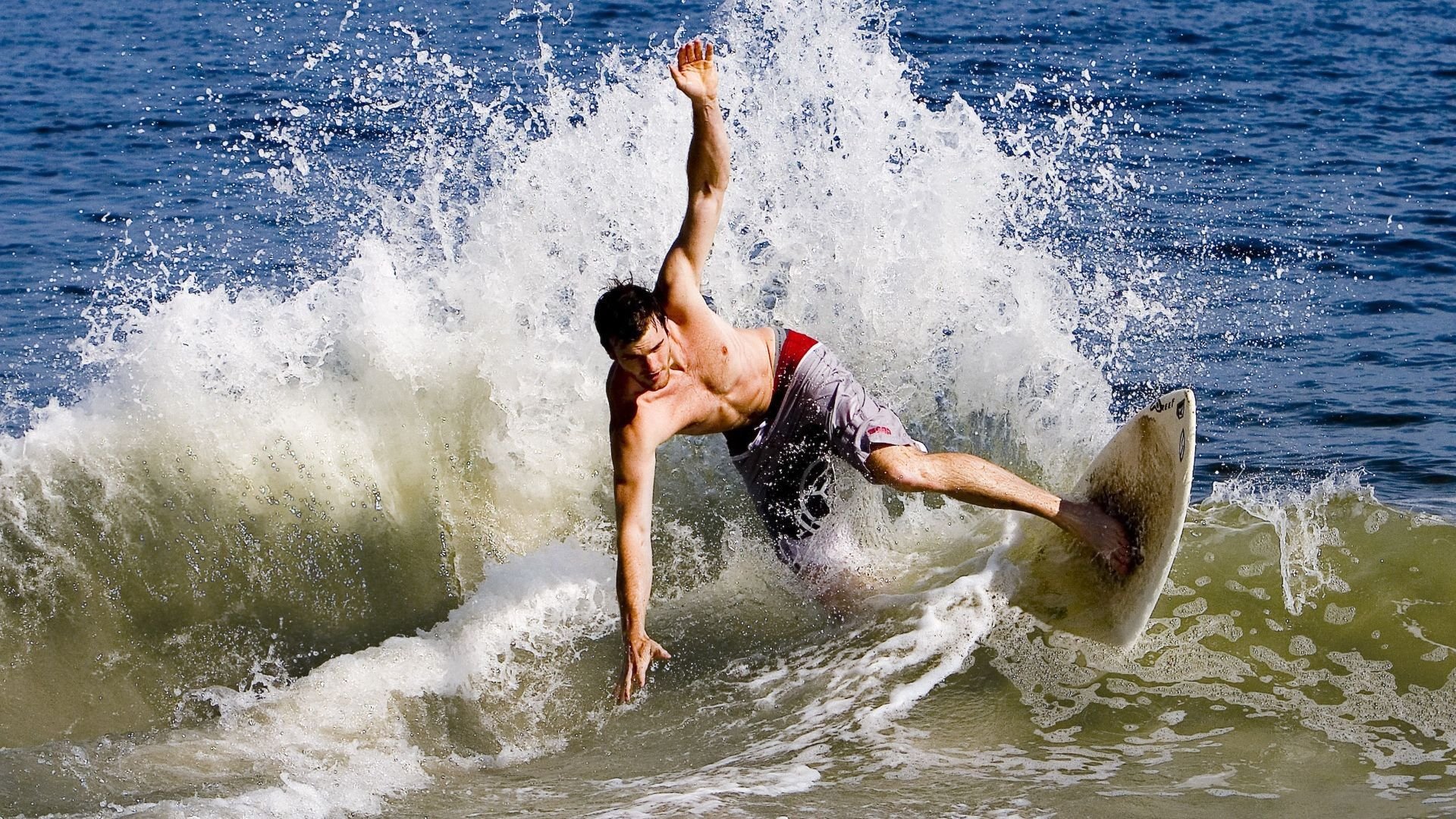 红蓝闪电与厄瓜多尔旋风，巴萨终结者的足球哲学，与凯塞多F1新王登基的平行寓言